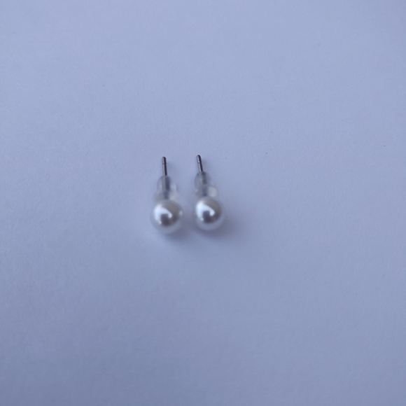 Pearl white elegant stud imitation earings! - Picture 2 of 2